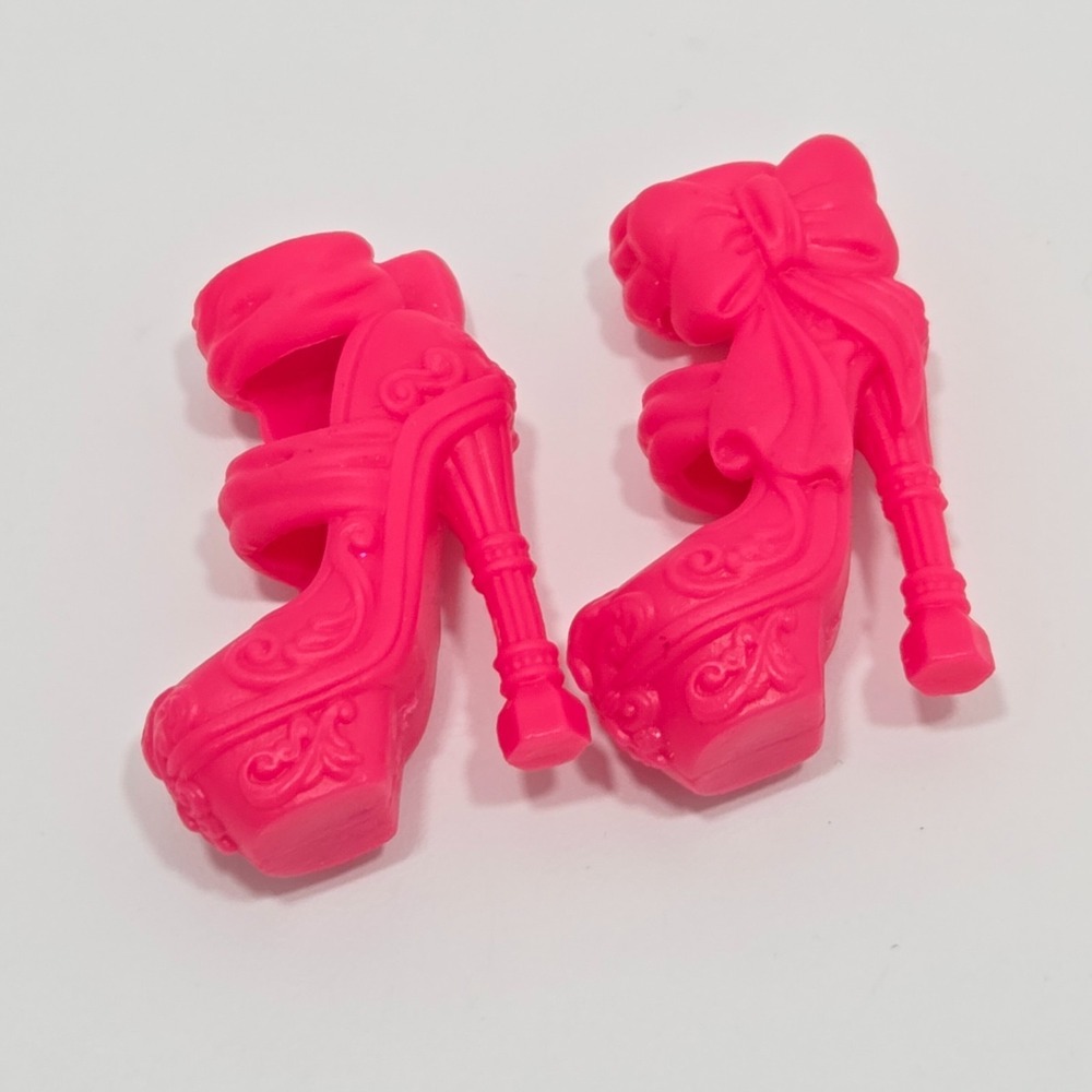 Monster High Rochelle Goyle Freak Du Chic Fashion Doll Replacement Pink  Shoes